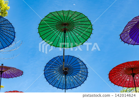 藍天中飄蕩著一把舞動的雨傘 藍天中飄蕩著一把舞動的雨傘 142014624