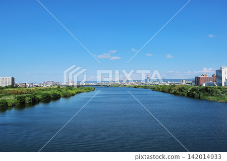 從菅原城北橋（大阪）看到的夏季淀川 142014933