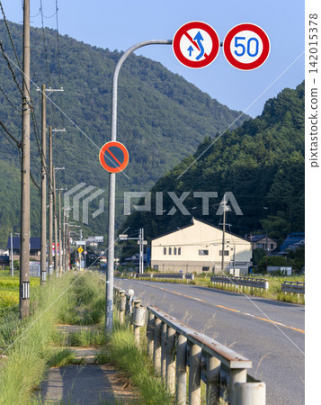 國道上安裝的道路標誌 國道上安裝的道路標誌 142015378