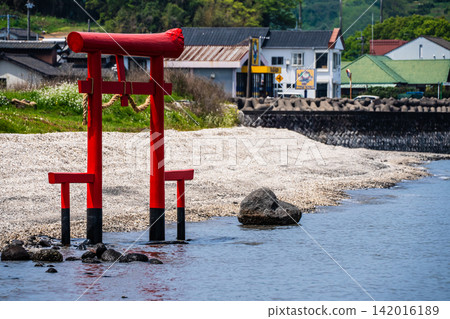 Ogyo Shrine's underwater torii gate at high tide [Tara-cho, Fujitsu-gun, Saga Prefecture] 142016189