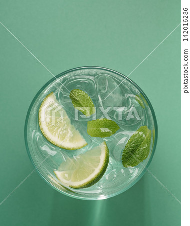 Minimal mojito cocktail glowing sunlight reflections Minimal mojito cocktail glowing sunlight reflections 142016286