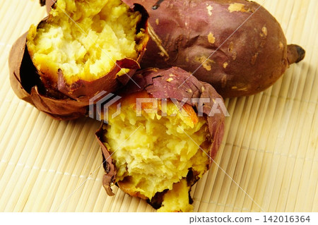 Baked sweet potato 142016364