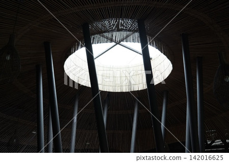 Bamboo Ceiling Design with Central Skylight and Pillars Bamboo Ceiling Design with Central Skylight and Pillars 142016625
