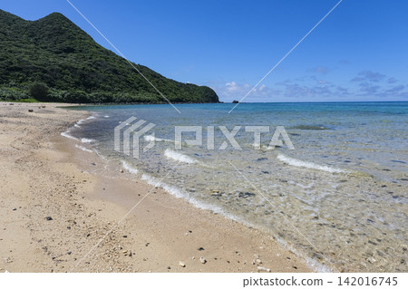久米島的荒海灘,鮮少有人。 久米島的荒海灘,鮮少有人。 142016745