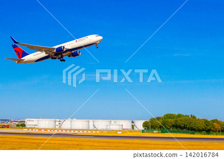 Delta Air Lines Boeing 767 taking off from Brussels Airport Delta Air Lines Boeing 767 taking off from Brussels Airport 142016784
