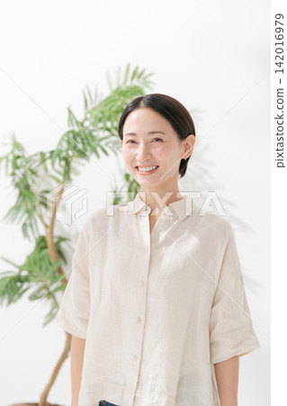一個年輕的女人帶著微笑 一個年輕的女人帶著微笑 142016979