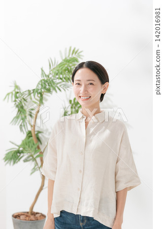 一個年輕的女人帶著微笑 一個年輕的女人帶著微笑 142016981