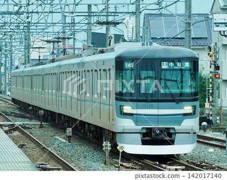 Tokyo Metro 13000 series, Obukuro Station Tokyo Metro 13000 series, Obukuro Station 142017140