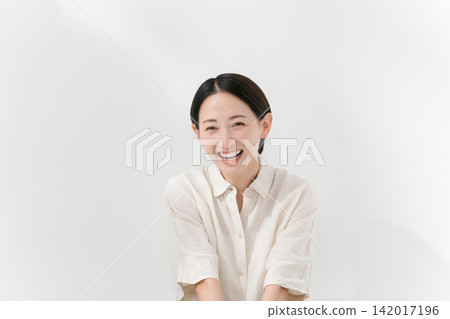 她四十年代的微笑的婦女 142017196