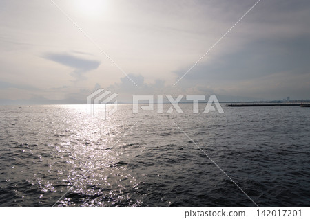 仲夏時節,夕陽西下,映照著大海。 仲夏時節,夕陽西下,映照著大海。 142017201