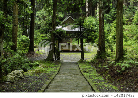 我拍攝了位於京都府龜岡市西別院町犬野的靜謐的松尾神社。 我拍攝了位於京都府龜岡市西別院町犬野的靜謐的松尾神社。 142017452