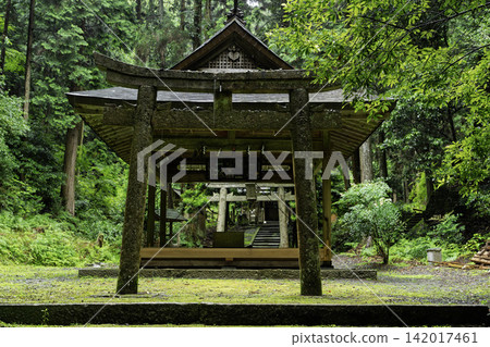 我拍攝了位於京都府龜岡市西別院町犬野的靜謐的松尾神社。 我拍攝了位於京都府龜岡市西別院町犬野的靜謐的松尾神社。 142017461