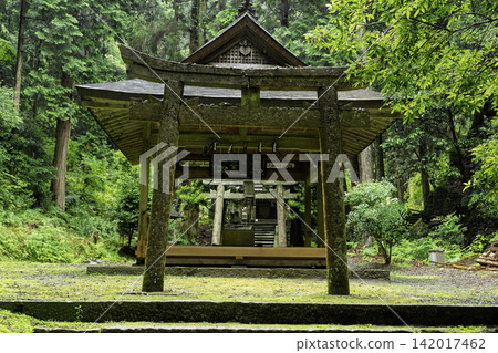 我拍攝了位於京都府龜岡市西別院町犬野的靜謐的松尾神社。 我拍攝了位於京都府龜岡市西別院町犬野的靜謐的松尾神社。 142017462