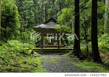 I photographed the tranquil Matsuo Shrine located in Inukano, Nishibetsuin-cho, Kameoka City, Kyoto Prefecture. 142017464