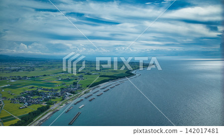 Summer scenery around the coastline of Nyuzen Town, Toyama Prefecture 142017481