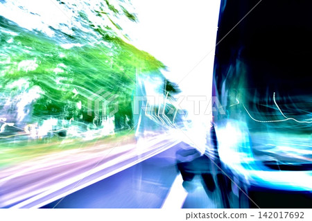 抽象的公車高速行駛背景,流動的光線和街道樹木。 抽象的公車高速行駛背景,流動的光線和街道樹木。 142017692