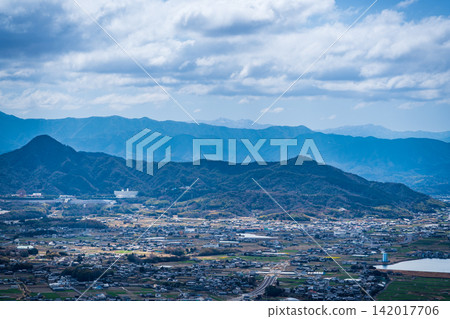 [Setonaikai National Park] Mt. Iino: View of the Sanuki Plain and Shikoku Mountains from the hiking trail (Part 2) Iiyama-cho, Marugame City, Kagawa Prefecture 142017706