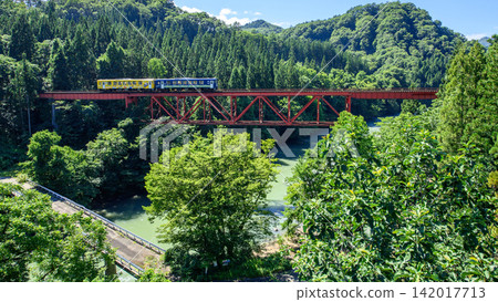 Midsummer on the Akita Inland Line: Omata River Bridge, Akita Prefecture Midsummer on the Akita Inland Line: Omata River Bridge, Akita Prefecture 142017713