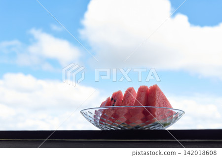 盛在玻璃盤裡的西瓜 盛在玻璃盤裡的西瓜 142018608