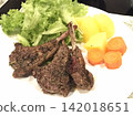 Herb-roasted lamb chops and warm vegetable plate 142018651