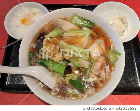 Chinese-style soup set meal with green vegetables and pork in a thick sauce. Chinese-style soup set meal with green vegetables and pork in a thick sauce. 142018652