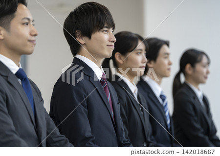 Men and women in their 20s wearing suits: Image of job seekers/fresh graduates Men and women in their 20s wearing suits: Image of job seekers/fresh graduates 142018687
