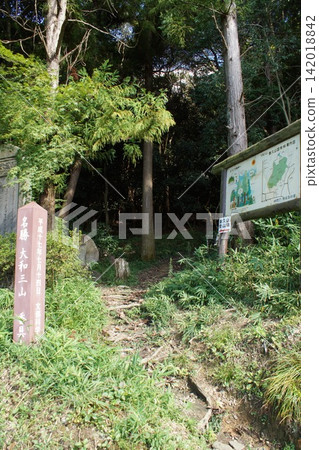 Scenery of the Asuka Road: The Three Mountains of Yamato (Kaguyama Road), the approach to Kaguyama Shrine (old road) Scenery of the Asuka Road: The Three Mountains of Yamato (Kaguyama Road), the approach to Kaguyama Shrine (old road) 142018842