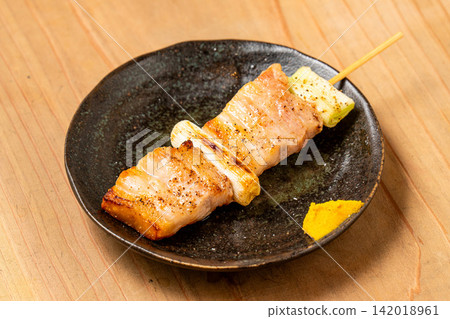 Pork belly and white onion skewers - a perfect match Pork belly and white onion skewers - a perfect match 142018961