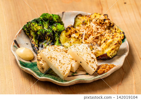 A colorful assortment of three kinds of charcoal-grilled vegetables A colorful assortment of three kinds of charcoal-grilled vegetables 142019104