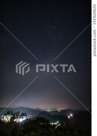 山谷的夜景和繁星點點的夜空。 山谷的夜景和繁星點點的夜空。 142020620