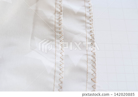 Fabric seams and zigzag stitching Fabric seams and zigzag stitching 142020885