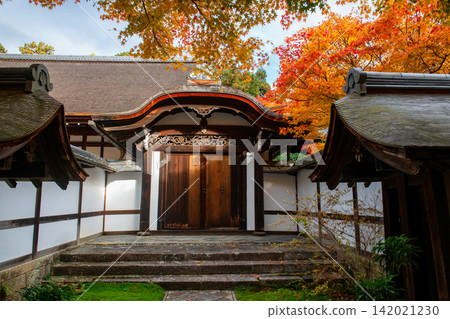 Ryoan-ji temple gate with autumn maple leaf garden, Kyoto Ryoan-ji temple gate with autumn maple leaf garden, Kyoto 142021230