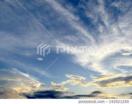 在夕陽下沾染的雲 在夕陽下沾染的雲 142021280