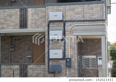 Battery storage system, power conditioner, apartment building Battery storage system, power conditioner, apartment building 142021431