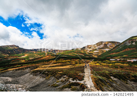 從黑嶽山頂可以欣賞到高山地區的壯麗景色,秋葉愈加濃鬱,還可以看到通往大八平的遠足小徑。 從黑嶽山頂可以欣賞到高山地區的壯麗景色,秋葉愈加濃鬱,還可以看到通往大八平的遠足小徑。 142021495
