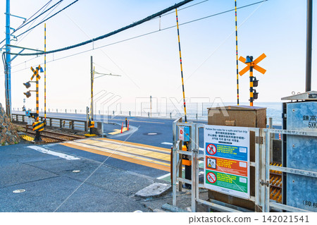 Shonan coast on a summer morning, at the railroad crossing in front of Kamakura High School Station Shonan coast on a summer morning, at the railroad crossing in front of Kamakura High School Station 142021541
