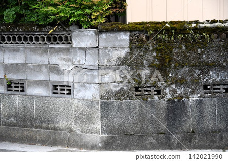 Cracked old block wall Cracked old block wall 142021990