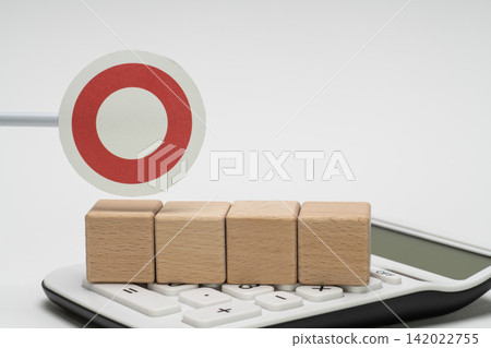 表示認可的圖像由一個圓圈和一個代表四個字元的木塊組成。 表示認可的圖像由一個圓圈和一個代表四個字元的木塊組成。 142022755