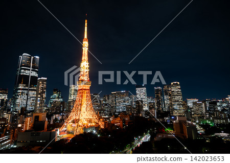 東京：夜幕下的東京鐵塔，東京鐵塔映襯下的城市景觀，東京夜景 142023653