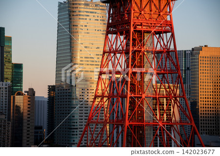 東京:沐浴在晨曦中的東京鐵塔、東京鐵塔所在的城市景觀、日出時的東京城市景觀。 東京:沐浴在晨曦中的東京鐵塔、東京鐵塔所在的城市景觀、日出時的東京城市景觀。 142023677