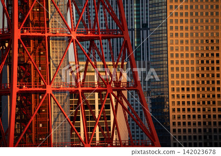東京:沐浴在晨曦中的東京鐵塔、東京鐵塔所在的城市景觀、日出時的東京城市景觀。 東京:沐浴在晨曦中的東京鐵塔、東京鐵塔所在的城市景觀、日出時的東京城市景觀。 142023678