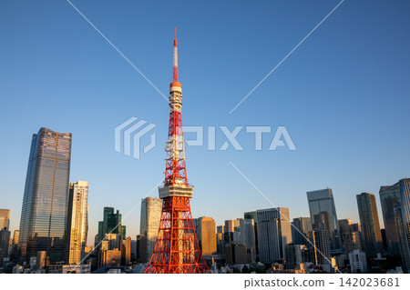 東京:沐浴在晨曦中的東京鐵塔、東京鐵塔所在的城市景觀、日出時的東京城市景觀。 東京:沐浴在晨曦中的東京鐵塔、東京鐵塔所在的城市景觀、日出時的東京城市景觀。 142023681
