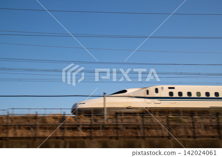 一列高速列車(在左側)在藍天下疾馳。 一列高速列車(在左側)在藍天下疾馳。 142024061