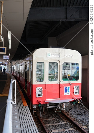 A train stopped at the Shido Line platform at Kawaramachi Station on the Takamatsu Kotohira Electric Railway. A train stopped at the Shido Line platform at Kawaramachi Station on the Takamatsu Kotohira Electric Railway. 142024132