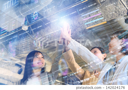 辦公室裡,三個女人手牽手,發誓要成功。 辦公室裡,三個女人手牽手,發誓要成功。 142024176