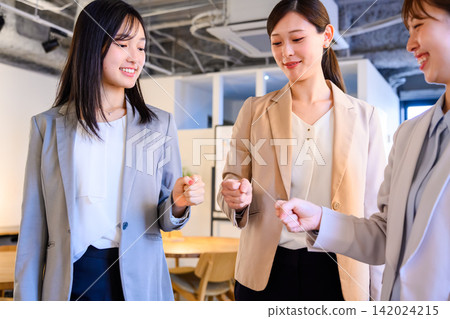 女企業家們透過碰拳來表達團結。 142024215