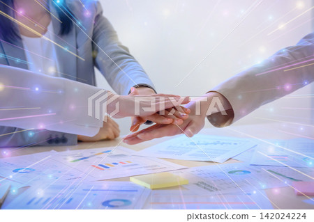 商界人士齊聚一堂,攜手開會,以增強團結意識。 商界人士齊聚一堂,攜手開會,以增強團結意識。 142024224