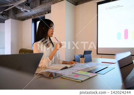 A woman looking at presentation materials 142024244