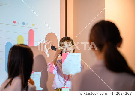 一位女演講者在演講過程中面帶微笑。 142024268