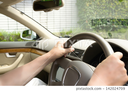 一對老年夫婦開車外出 一對老年夫婦開車外出 142024709